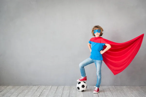 Bambino finge di essere un supereroe del calcio — Foto Stock