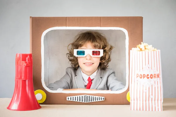 Criança brincando com desenhos animados TV — Fotografia de Stock