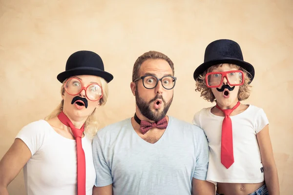 Glückliche Familie spielt zu Hause — Stockfoto