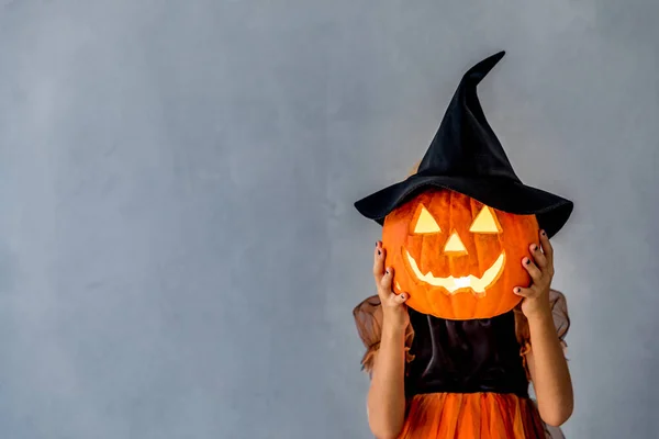 Komik çocuk cadı Kostüm giymiş. — Stok fotoğraf