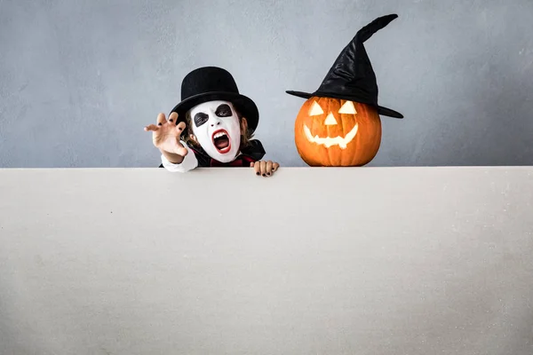 Vicces gyerek öltözött Halloween jelmez — Stock Fotó