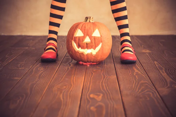 Niño con calabaza terrible pintado — Foto de Stock