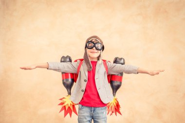 Evde Jet paketi ile oynayan çocuk