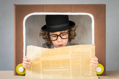 Karikatür Tv ile oynayan çocuk