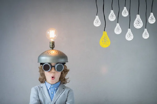 Niño con auriculares de realidad virtual de juguete — Foto de Stock