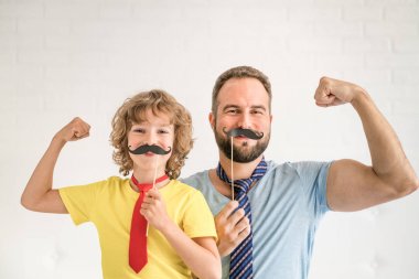 Mutlu aile içinde oynamaya
