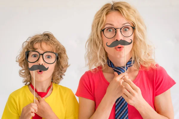 Família feliz jogando em casa — Fotografia de Stock