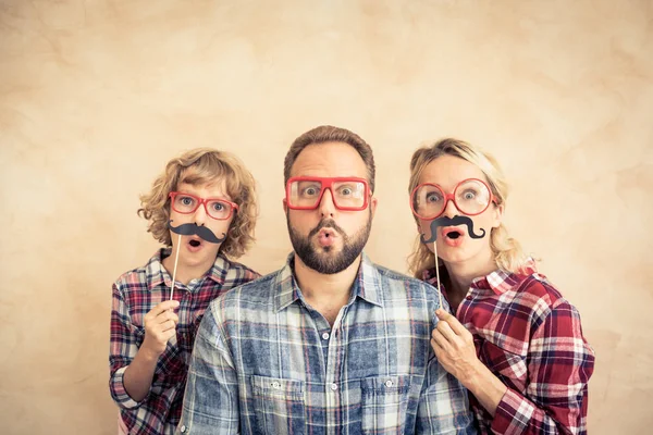 Família feliz jogando em casa — Fotografia de Stock