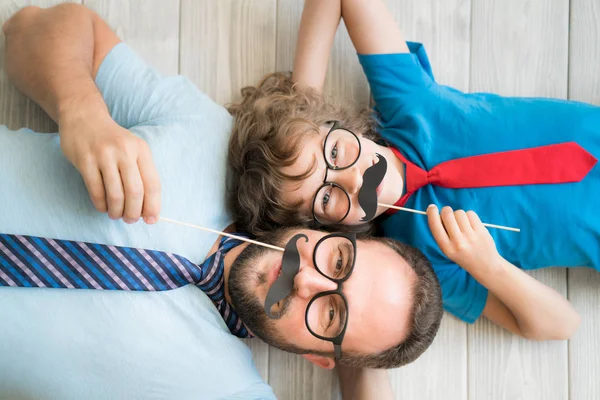 Famille heureuse jouant à la maison — Photo