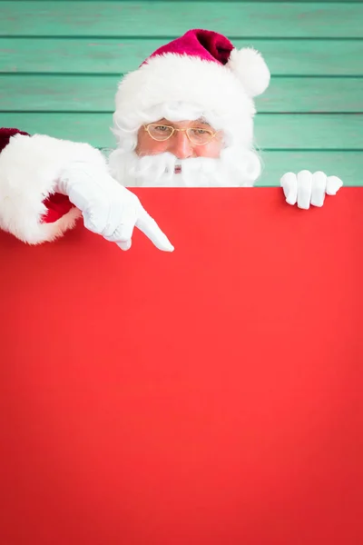 Santa Claus sosteniendo la pancarta en blanco — Foto de Stock