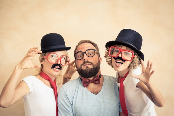 Glückliche Familie spielt zu Hause — Stockfoto