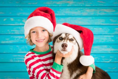 Mutlu çocuk ve köpek Noel arifesinde