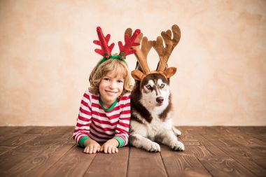 çocuk ve köpek Noel arifesinde
