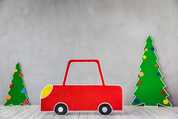 Coche de cartón y árbol de Navidad —  Fotos de Stock