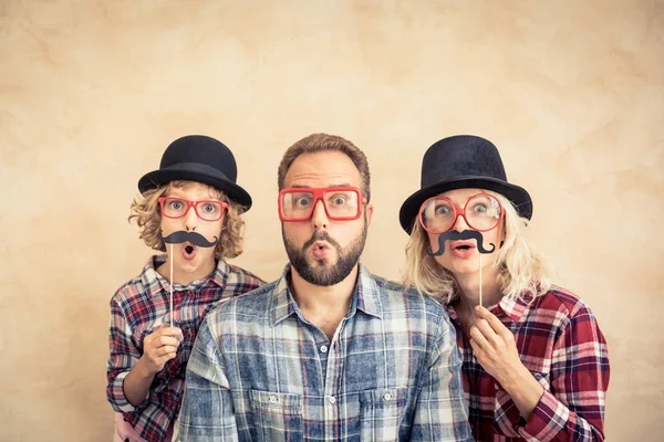 Família feliz jogando em casa — Fotografia de Stock