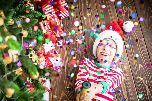 Gelukkig kind op kerstavond — Stockfoto