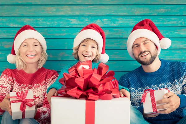 Familia celebración Navidad cajas de regalo — Foto de Stock