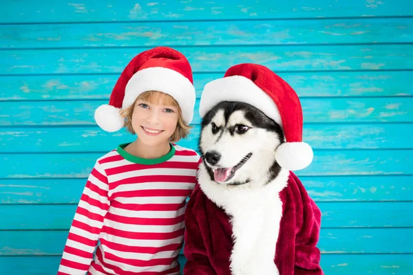 Criança e cão na véspera de Natal — Fotografia de Stock