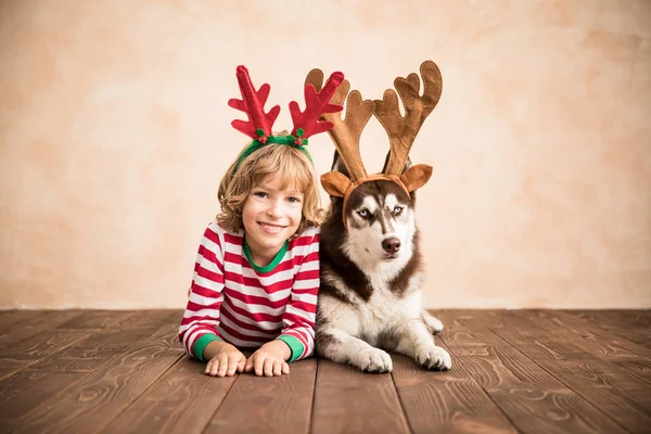 Criança e cão na véspera de Natal — Fotografia de Stock