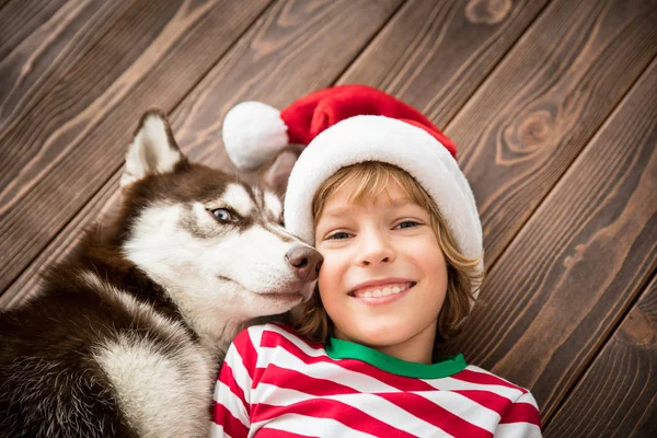 快乐的孩子和狗在圣诞前夜 — 图库照片