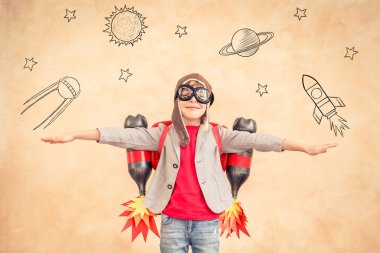 Jet paketi ile oynayan çocuk