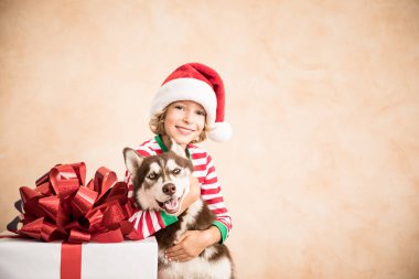 Mutlu çocuk ve köpek Noel arifesinde