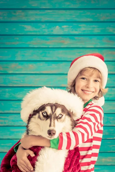 Felice bambino e cane alla vigilia di Natale — Foto Stock