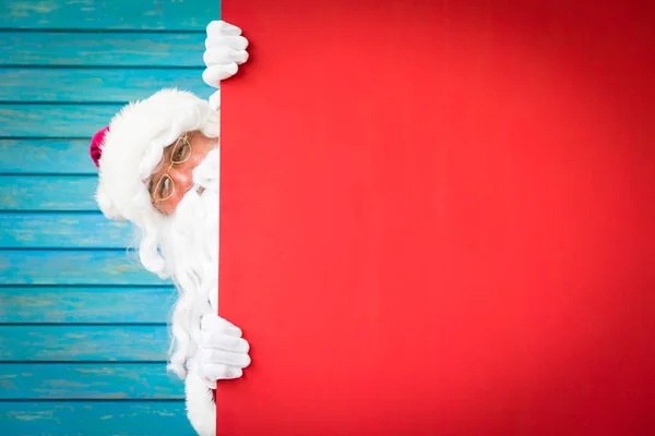 Kerstman rood leeg banner te houden — Stockfoto