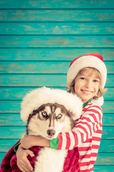 Criança feliz e cachorro na véspera de Natal — Fotografia de Stock