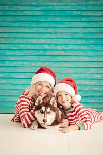 Glada barn och hund på julafton — Stockfoto