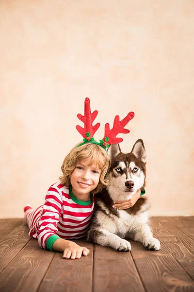 Criança feliz e cachorro na véspera de Natal — Fotografia de Stock