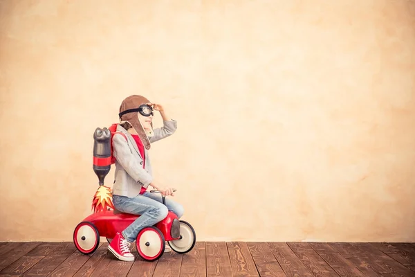 Enfant avec jet pack équitation jouet voiture — Photo