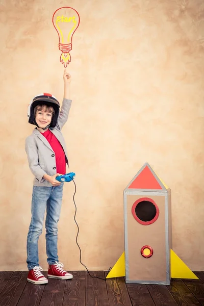 Niño jugando con cohete decorativo — Foto de Stock