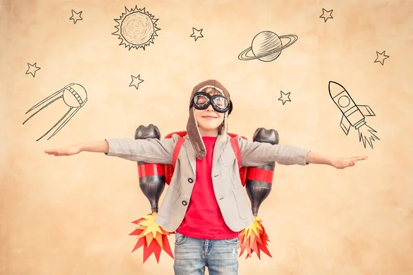 Jet paketi ile oynayan çocuk