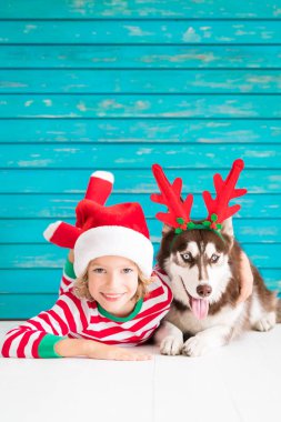 Mutlu çocuk ve köpek Noel arifesinde