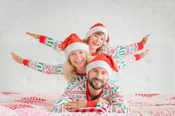 Buona famiglia alla vigilia di Natale — Foto Stock