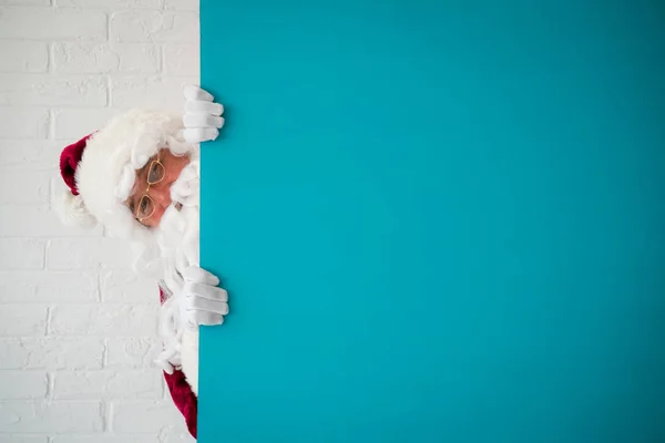 Санта-Клаус держит баннер пустым — стоковое фото