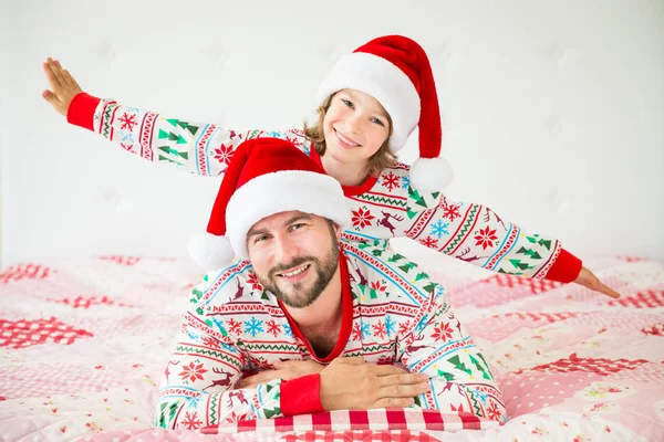 Gelukkige familie in kerstavond — Stockfoto