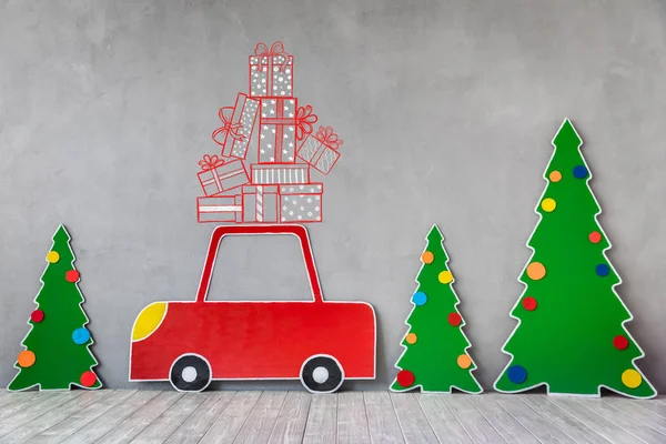 Lepenkové auto a vánoční stromeček — Stock fotografie