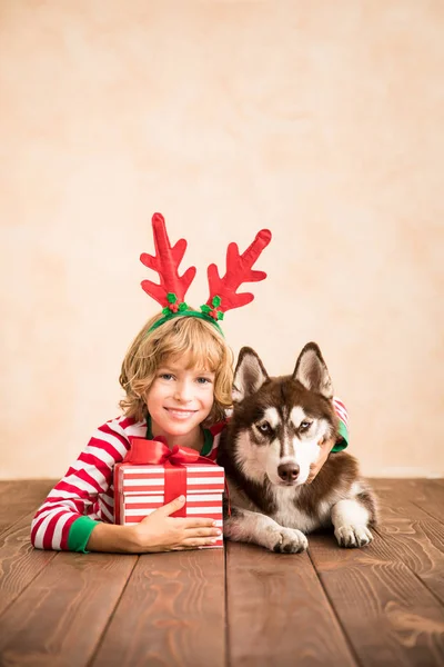 Felice bambino e cane alla vigilia di Natale — Foto Stock