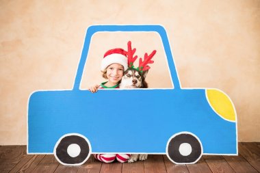 Mutlu çocuk ve köpek Noel arifesinde