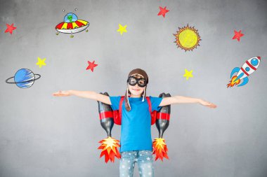 Evde Jet paketi ile oynayan çocuk