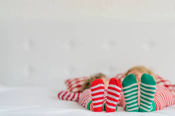 Lycklig familj på julafton — Stockfoto