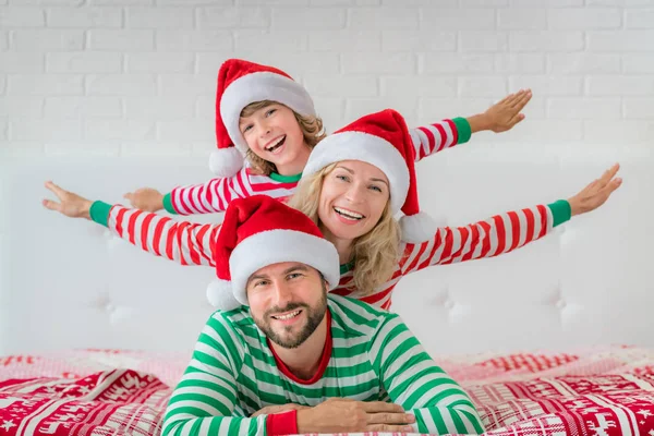 Buona famiglia alla vigilia di Natale — Foto Stock