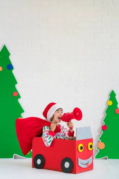 Niño feliz en Nochebuena — Foto de Stock