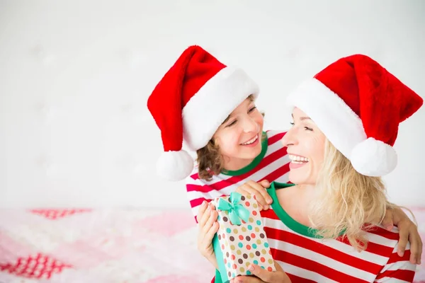 Família feliz na véspera de Natal — Fotografia de Stock