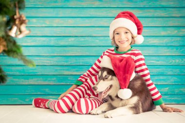 Mutlu çocuk ve köpek Noel arifesinde