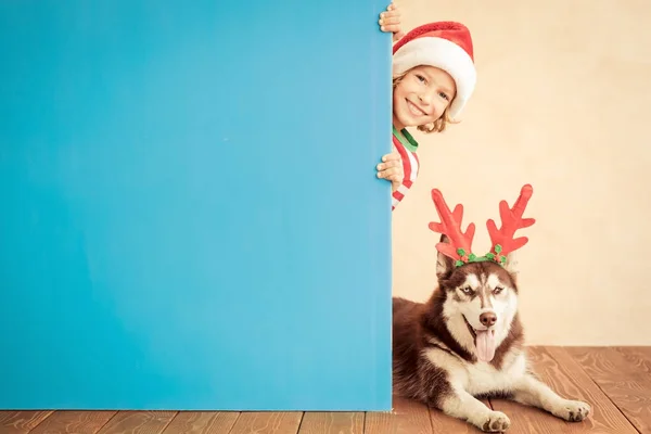 Glada barn och hund på julafton — Stockfoto