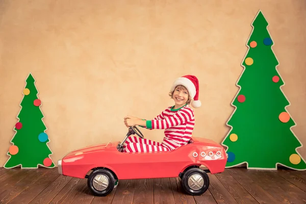 Szczęśliwe dziecko w Wigilię Bożego Narodzenia — Zdjęcie stockowe