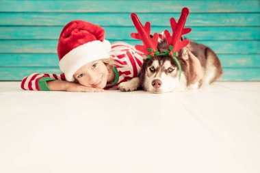 Mutlu çocuk ve köpek Noel arifesinde